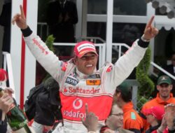 Pakaian Balap Bersejarah Lewis Hamilton Saat Raih Kemenangan Perdana di F1 Laku Dilelang Rp. 3,74 Miliar