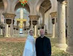 Jason Statham Kunjungi Masjid Agung Sheikh Zayed, Banjir Doa Dari Netizen Muslim