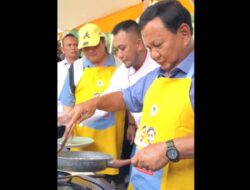 Pakai Apron Kuning, Prabowo Pamer Jago Masak di Acara Partai Golkar: Nasi Goreng Saya Enak!