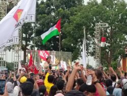 Momen Seru Saat Prabowo Cium Bendera Palestina dan Lepas Baju Saat Kampanye di Batam