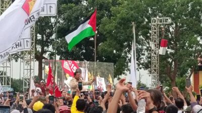 Momen Seru Saat Prabowo Cium Bendera Palestina dan Lepas Baju Saat Kampanye di Batam