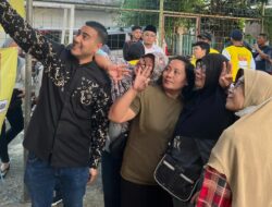 Ratusan Emak-emak Depok Berebut Minta Selfie Bareng Caleg DPR RI, Nofel Saleh Hilabi