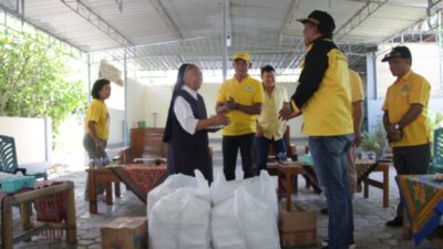 Partai Golkar Berbagi Ribuan Makan Siang dan Susu Gratis di NTT