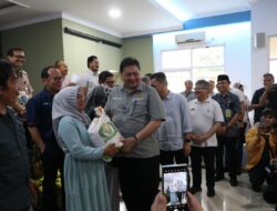 Airlangga Hartarto Bagikan Bantuan 10 Kg Beras Untuk Warga Batununggal, Bandung
