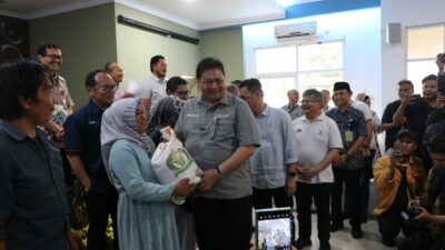 Airlangga Hartarto Bagikan Bantuan 10 Kg Beras Untuk Warga Batununggal, Bandung