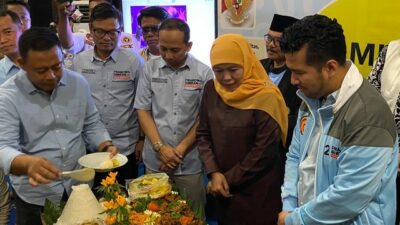 Rayakan Kemenangan Prabowo-Gibran, Khofifah Potong Tumpeng di TKD Jatim