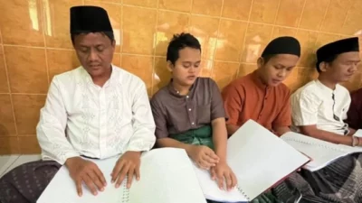 Kisah Inspiratif: Cahaya Alquran Braille Menyinari Hati Para Muslim Tunanetra di Solo