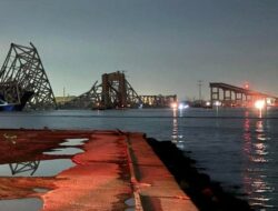 Jembatan Francis Scott Key di Baltimore AS Ambruk Ditabrak Kapal, Mobil dan Warga Berjatuhan ke Sungai