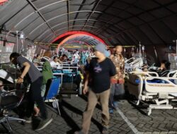 Gempa Bawean, Ratusan Pasien RS Unair Surabaya Dievakuasi ke Halaman Depan