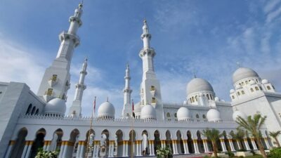 7 Imam Uni Emirat Arab Bakal Pimpin Tarawih di Masjid Sheikh Zayed Solo
