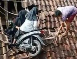Viral! 2 Siswi SD Ngabuburit Sambil Motoran, Nyungsep di Genteng Rumah Warga Tasikmalaya