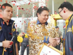 Sukses Lejitkan Suara Partai Golkar, Airlangga Hartarto Dianugerahi Piagam Kesatria Aswattha Jaya Oleh AMPI