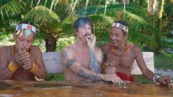 Viral! Vokalis RHCP Anthony Kiedis Merokok Santai dan Makan Lesehan di Pulau Mentawai