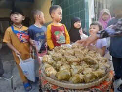 Kupat Jembut Jadi Rebutan Anak-anak Saat Perayaan Tradisi Syawalan di Semarang