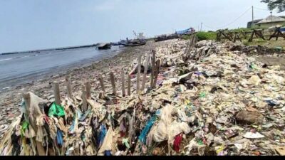 ‘Pantai Terkotor’ di Desa Teluk Pandeglang, Banten, Yang Pernah Viral Dibersihkan Pandawara, Kini Kotor Lagi
