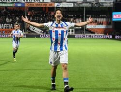 Thom Haye Ucapkan Salam Perpisahan ke Suporter Heerenveen di Kandang Vitesse