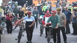 Ribuan Buruh Kepung Istana Tuntut UU Cipta Kerja Dihapus, Jokowi Asyik Gowes di NTB