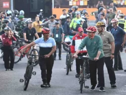 Ribuan Buruh Kepung Istana Tuntut UU Cipta Kerja Dihapus, Jokowi Asyik Gowes di NTB