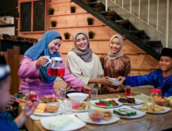 Ini 4 Etika Menyajikan Hidangan Kepada Tamu Dalam Islam