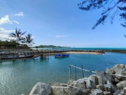 Menikmati Semilir Angin Sambil Bermain Pasir Putih di Pantai Tongaci Sungailiat, Bangka