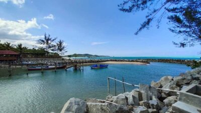 Menikmati Semilir Angin Sambil Bermain Pasir Putih di Pantai Tongaci Sungailiat, Bangka
