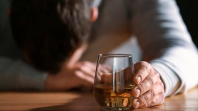 Viral! Polisi Merokok dan Minum Miras Bersama 4 Wanita, Diduga di Mapolres Sikka