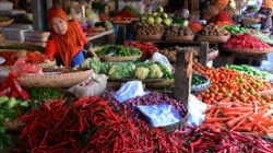 7 Pasar Unik Yang Hanya Ada di Indonesia: Pasar Terapung Hingga Pasar Klithikan