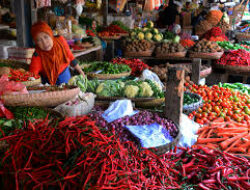 7 Pasar Unik Yang Hanya Ada di Indonesia: Pasar Terapung Hingga Pasar Klithikan