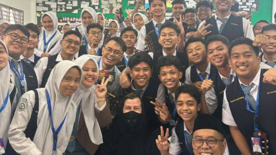 Alan Walkers Terbang ke Medan Temui Guru dan Para Pelajar SMA Al-Azhar Yang Viralkan Lagunya di Tiktok