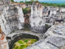 Indahnya Pemandangan Batuan Kapur Mirip Kastil Eropa di Bukit Sekapuk Gresik