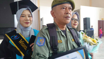 Kisah Sosok Hansip di Karawang, Kuliahkan Anaknya Hingga Lulus Cumlaude