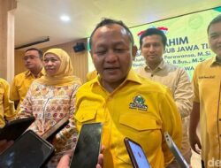 Jilbab Kuning Khofifah dan Tawaran KTA Partai Golkar Dari Sarmuji