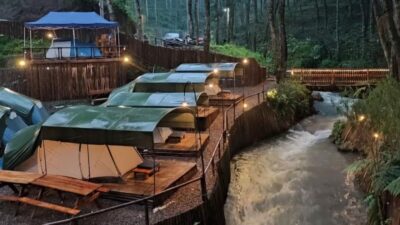 Muara Rahong Hills: Keseruan Camping di Tepi Sungai Hutan Pinus Pangalengan