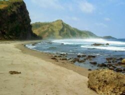 Menjelajahi Pantai Pecaron, Destinasi Wisata Yang Sepi dan Asri di Kebumen