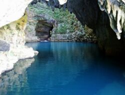 Pesona Gua Alami Dengan Air Jernih Biru Kehijauan di Bendungan Waikelo Sawah NTT