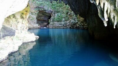 Pesona Gua Alami Dengan Air Jernih Biru Kehijauan di Bendungan Waikelo Sawah NTT