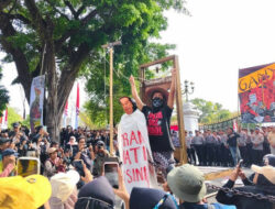 Aksi Teatrikal Di Depan Istana Yogya: Jokowi Digantung, Prabowo Dipenggal