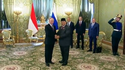Senyum Vladimir Putin Sambut Kunjungan Prabowo Subianto di Kremlin, Rusia