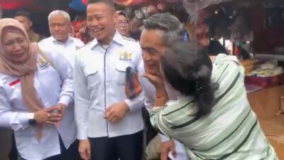 Wah! Ketum KADIN Anindya Bakrie Dicium Emak-emak Saat Blusukan ke Pasar Baru, Bekasi