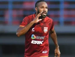 Pukul Steward di Liga 2, Striker Persipura Boaz Solossa Diskorsing 2 Laga dan Denda Rp. 5 Juta