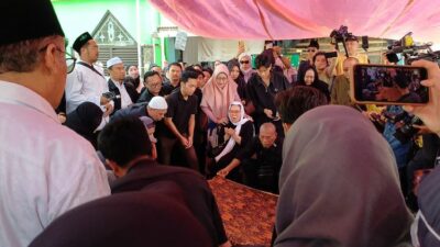 Karangan Bunga di Depan Rumah Puput Novel, Dari Airlangga Hartarto Hingga Zulkifli Hasan