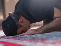 5 Cara Sederhana Melatih Diri Agar Khusyuk Saat Shalat