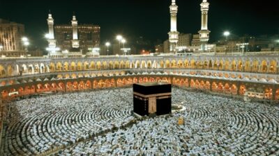 Kapolres Cimahi Berangkatkan Umroh dan Beri Modal Usaha Guru Honorer Yang Nyambi Pemulung