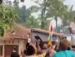 Viral! Diduga Timses Andra Soni-Dimyati Sebar Uang Pecahan Rp. 100 Ribu ke Warga Pandeglang
