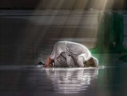 Bekas Sujud Bukan Hanya Dahi Yang Menghitam