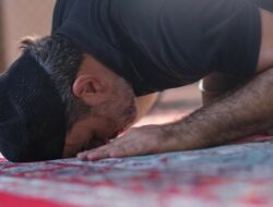 Seputar Sujud Sahwi: Pengertian, Dalil, Sebab dan Doanya