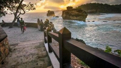 Menjelajahi Pasir Putih dan Laut Biru di Pantai Ngliyep, Malang