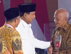 Prabowo Beri Penghargaan Untuk Mbah Guru Matematika, Semangat Mengajar di TikTok Bikin Kagum