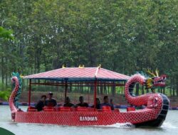 Naik Perahu Berkeliling Danau di Bungursari Lake Park Purwakarta