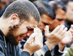 Ternyata Menangis Karena Allah Itu Manfaatnya Luar Biasa Untuk Umat Islam